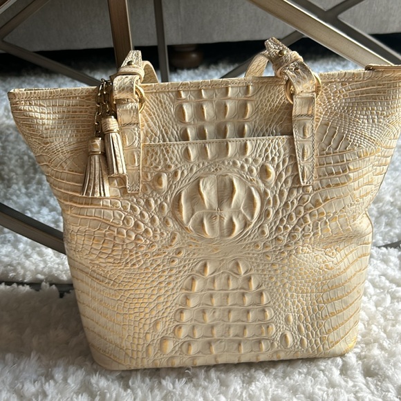 Beautiful Cream and gold shoulder Brahmin handbag. - Picture 3 of 11